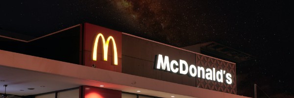 The sign on a McDonalds restaurant at night 